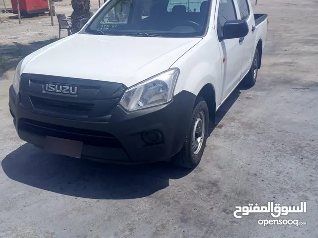 بيك اب ايسوزو ديماكس موديل 2020 مكينة 2.5 ديزل بحالة ممتازة للبيع