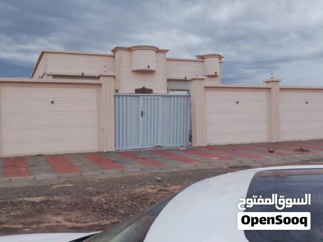 280 m2 3 Bedrooms Townhouse for Rent in Al Sharqiya Ja'alan Bani Bu Ali