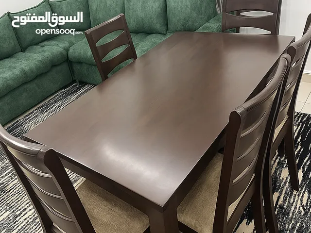 طاولة اكل خشبيه