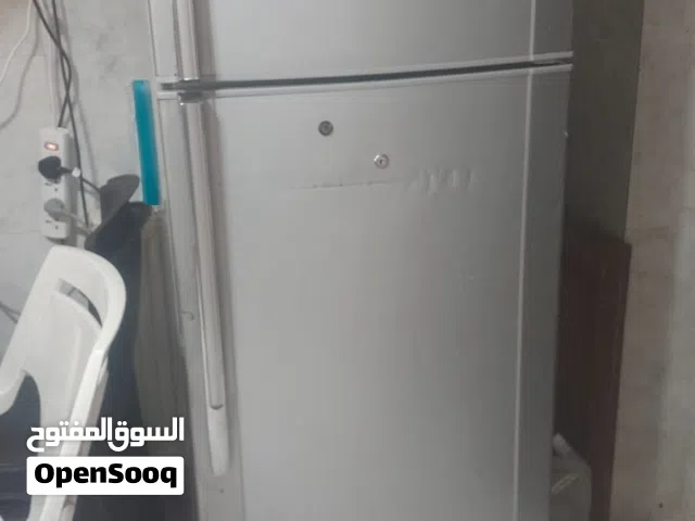 ثلاجه نوع شارب حجم وسط لون سيلفر بحاله ممتازه للبيع المستعجل