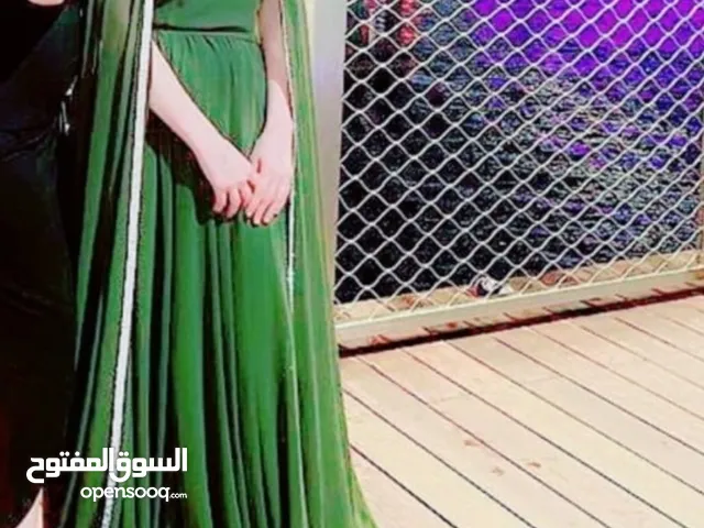 فستان فخم راقي مع شال بالستراس بلبس small +medium للبيع ب 60 دينار فقط ملبوس مرة واحدة ساعتين