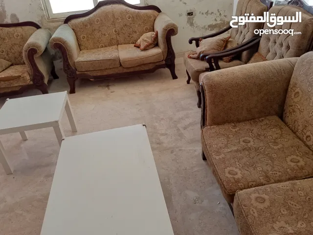 طقم كنبايات مستعمل للبيع مع طاولتين بسعر 60دينار قابل للتفاوض
