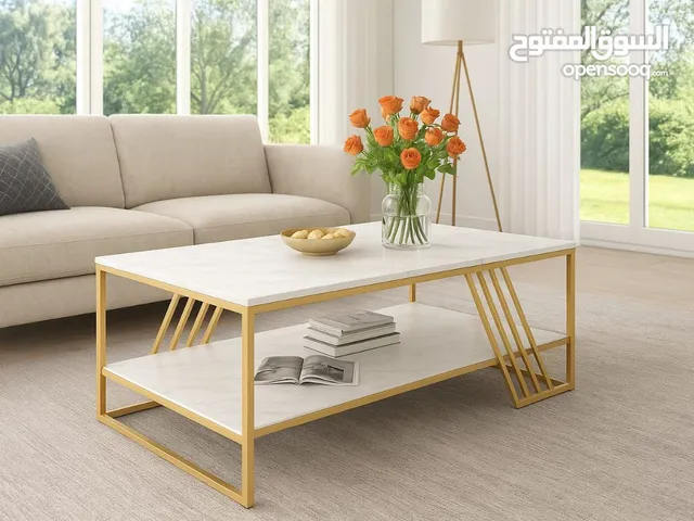 طاولة قهوة عصرية بتصميم فاخر تجمع بين الأناقة والعملية لتضيف لمسة جمالية راقية لغرفة المعيشة.