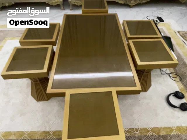 للبيع 6 طاولات صغيره و وحده كبيره