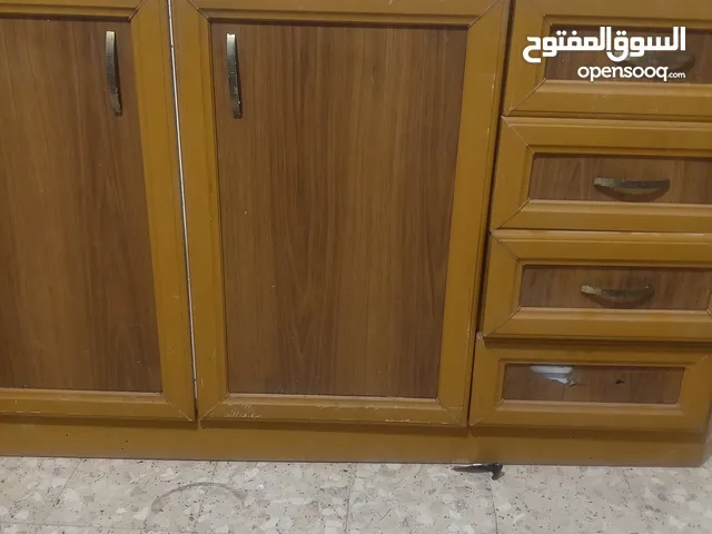 للبيع: مطبخ ألمنيوم مستعمل بحالة ممتازة للجادين فقط، مطبخ ألمنيوم نظيف جداً ولون خشابي أنيق،