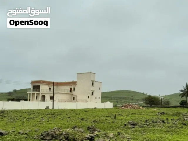 للإيجار – شقة مفروشة بإطلالة طبيعية مميزة في صلالة (دربات)
