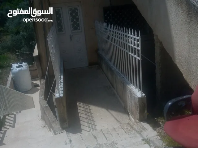 شقة للإيجار في عجلون بجانب قطع ابو عبيلة للسيارات ثلاثة غرف ومطبخ وحمام مناسبة للعرسان الجدد