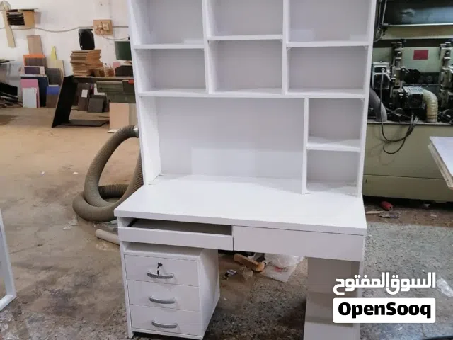 مكتب ومكتبة مع ادراج
