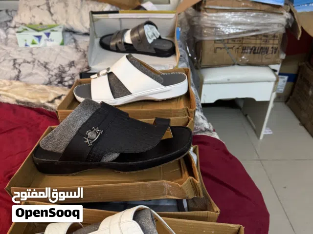 للبيع أحذية بالجملة جديدةات