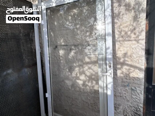 باب المنيوم بواجها قزاز ( العرض متر بي طول 190)بحاله الوكاله
