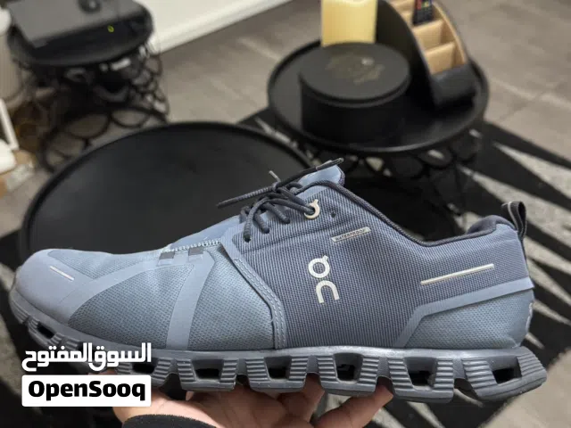 On cloud 5 waterproof shoes without box like new no dirty used only for a month