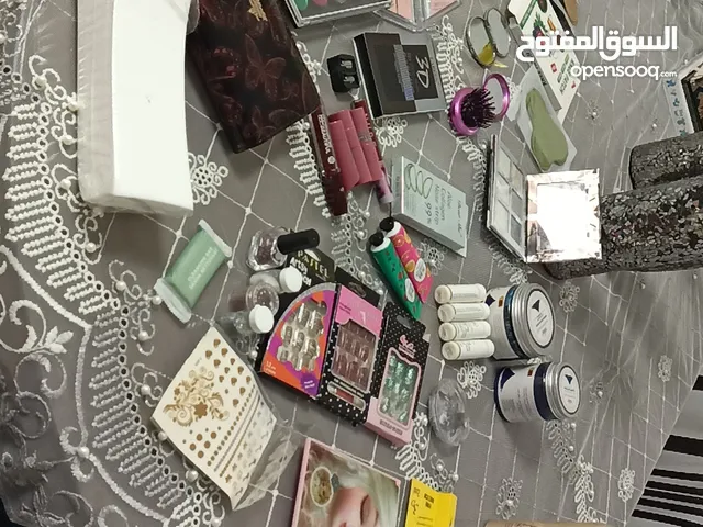 مكياجات ماركات ومسك من عبدالصمد القرشي ولاصقات تبيض اسنان وديرما رول تيتانيوم جديدة