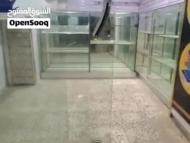 محل للبيع بديكورة موقع استراتيحي على خط رئيسي