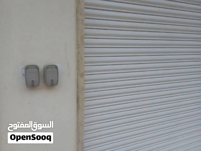 الوسيط لدينا صالة بيهازوز سرانتي كهربائي وبها دورة مياه وغرفه ومطبخ وتلات مكيفات مكان زناته قرب طريق