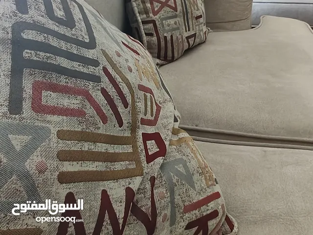 اقرأ الوصف : طقم كنب 7 اشخاص مع طاولات بحاله جيدة جدا