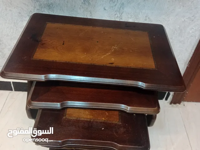 طقمين طاولات واحد سيرفس وطاولة شاشه بحاله ممتازه وبسعر مغري......