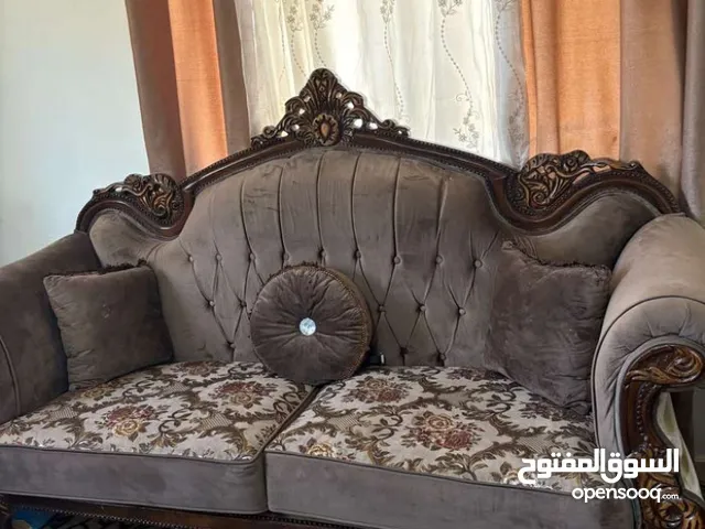 طقم كنب خشب زان 9 مقاعد تفصيل بحاله ممتازه مع طقم طاولات 3 طاولات برادي عدد2 سجاده 5×5