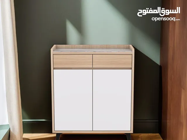 خزانة مودرن بستايل أوروبي راقـي تصميم خشبي راقي بلون بيج فاتح مع أبواب سادة بلون سكري أنيق