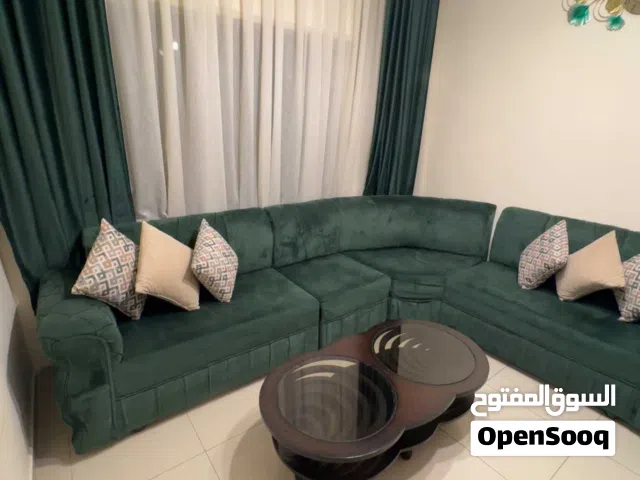 طقم كنب مع طاوله  بحاله ممتازه للبيع