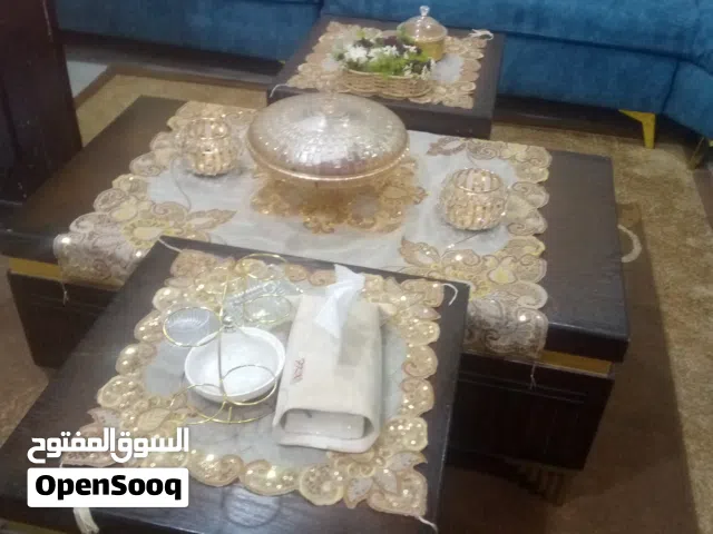 طاولات وسط لغرفة ضيوف مع سجاده تركي