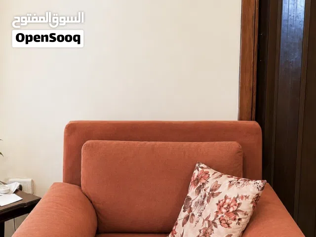 كنب أمريكي ثقيل ومتين جودة عالية وراحة ممتازة بحالة جيدة جدا وسعر مناسب / قابل للتفاوض