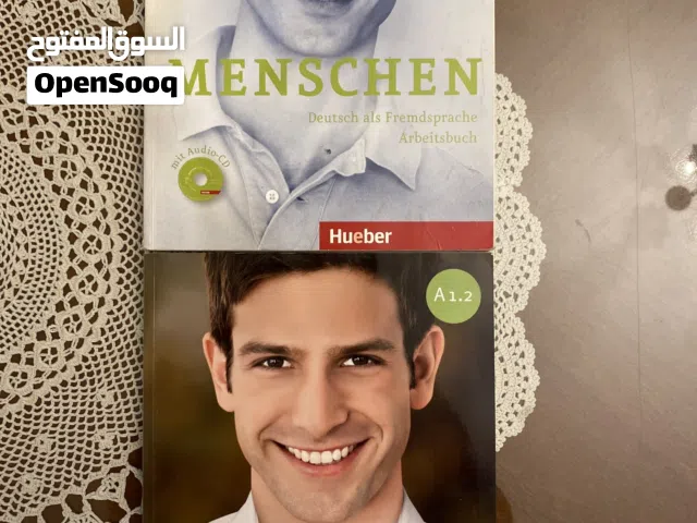 كتابان تعليم اللغة الألمانية ماركة Hueber غلاف الكتاب صورة باللون الرمادي 108 صفحة /ملون عدد 95 صفحة