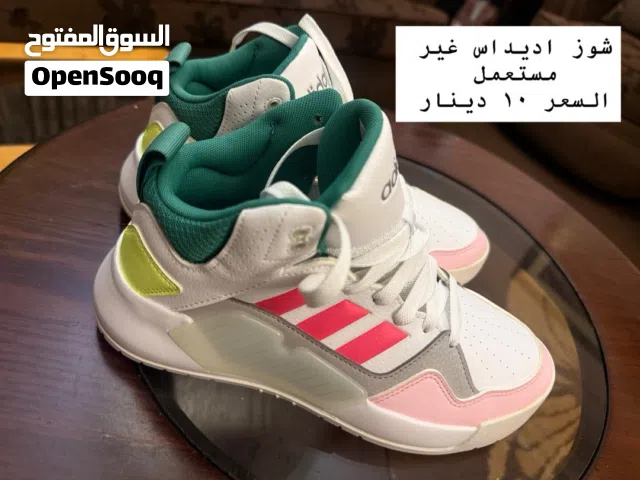 احذية نسائية متنوعة