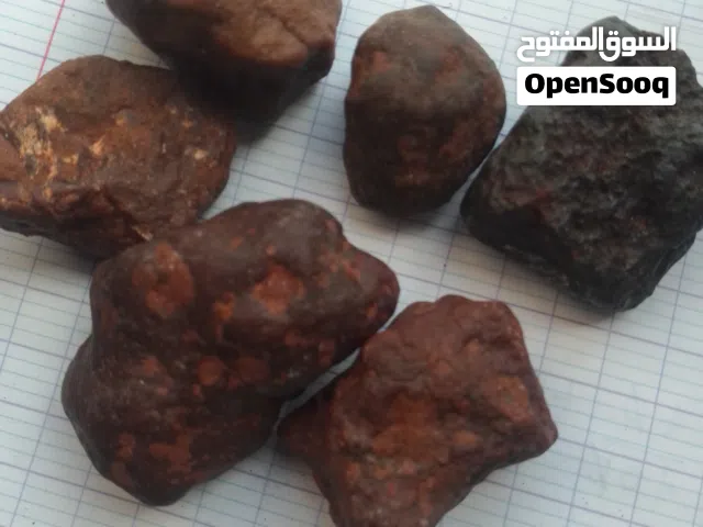 من انذر النيازك القمريه التي لا ينجذب اليها المغناطيس