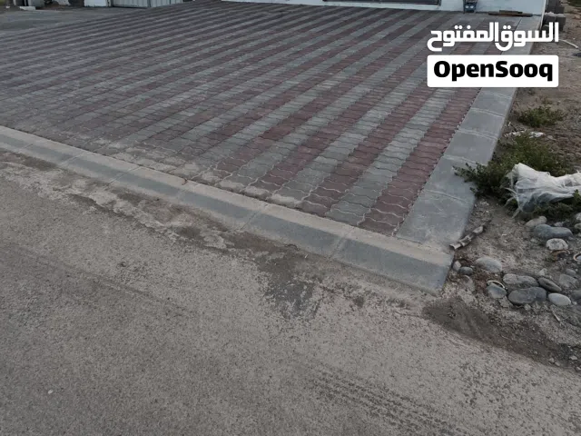 مستودع مغلق عامة مع دكانين مع سكن للعمال مع جميع الخدمات للايجار في الرميس بركاء