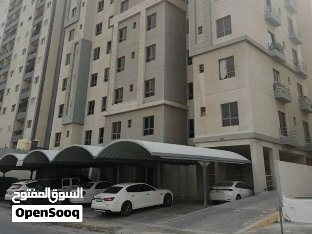 يوجد لدينا شقة للايجار ثلاث غرف وحمامين وصاله للعوائل