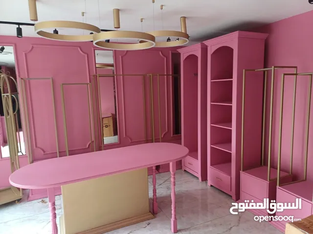 ديكور مركز تجاري مستخدم للبيع يحتوي على 24 قطعه مختلفة ما بين خزائن و جوارير و ستاندات عرض و مكتب