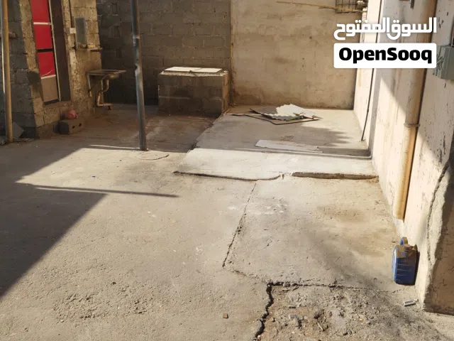 ورشه مفتوحه ع شارع عام تصلح الجميع للانشطه فيها حمام ومطبخ وغرفه