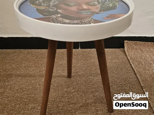 طاولة جانبيه مفرده جديده ونظيفه