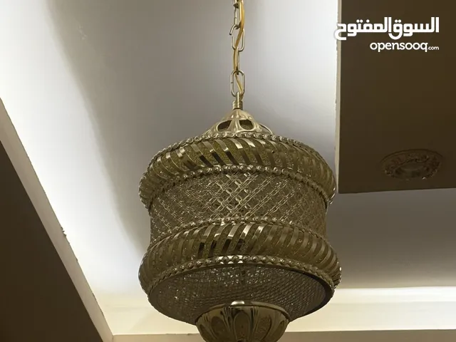 كنب لون خمري  طاولات طقم  لون ابيض 3  تيبل لامب 2  براويز 2  طاولة تلفزيون