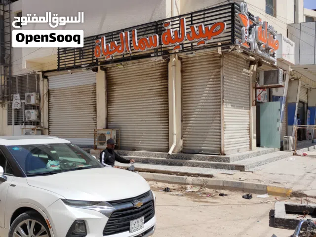 توجد عياده متكاملة تحتوي على صيدليه مع غرفة طبيب وغرفة انتظار مع مختبر وغرفة تضميد