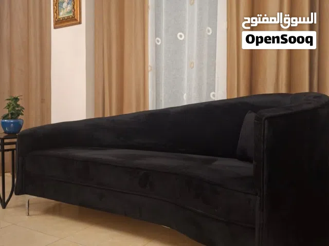 كنبه فاخره اسود مخمل وطقم طاولات وسط