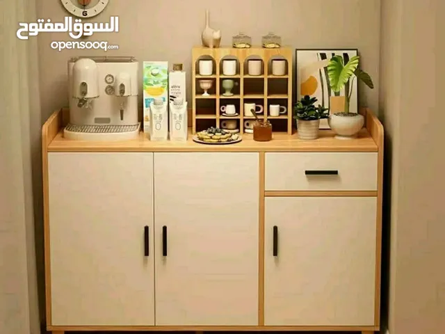بوفيه ديكور عصري بتصميم خشبي أنيق وألوان حيادية تناسب جميع المساحات. سطح علوي مثالي للزينة أو ركن