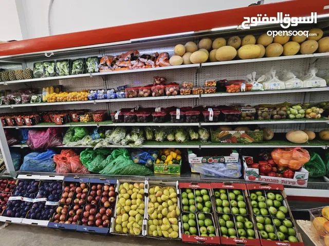 اغراض محل خضار وفواكه بحالة ممتازة ثلاجات ورفوف حديد مع خشب ومقاسات مختلفه ... ثلاجه عرض 4 متر .