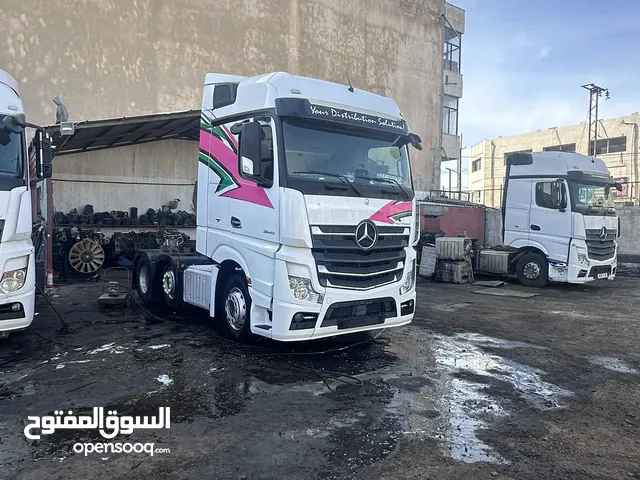 Tractor Unit Mercedes Benz 2017 in Amman