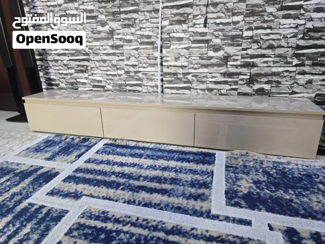 طاولة تحت التلفزيون للبيع جديد مفصله تفصيل قبل يومين