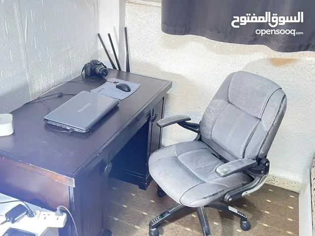 مكتب للدراسة او العمل + كرسي متحرك قابل للتفاوض باشي بسيط