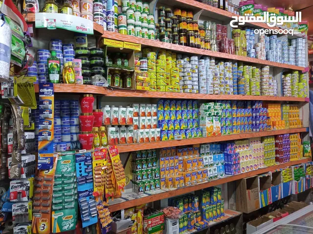 بقالة وبهارات للبيع في موقع ركن ذهبي على مداخل اسواق