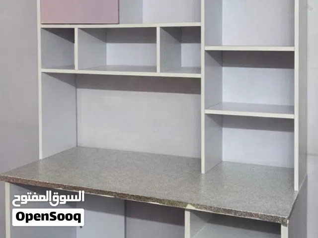 مكتب مع رفوف