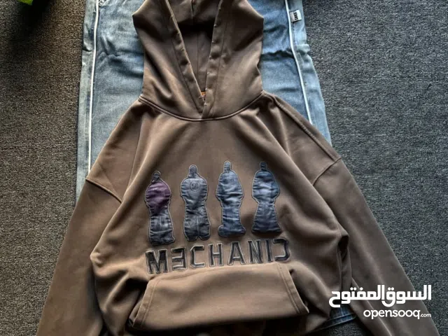 – براند موضة شبابية  الشوز: ستايل شبابي راقي بدرجات الزيتي   الوصف: هودي بلون زيتي مع قبعة بطباعة أ