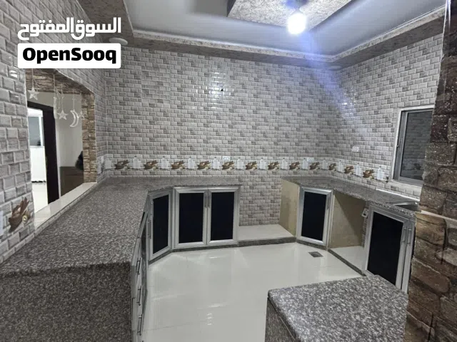 شقه للإيجار في منطقة ايدون قرب مستشفى الأمير راشد العسكري