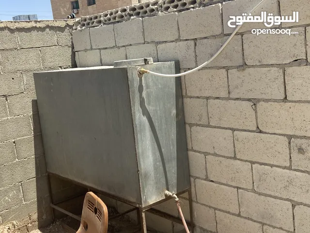 خزان مياه مساحته :طول متر ونص بعرظ نص وتر بارتفاع متر ما في أي خذق ولا هريان مع قاعدته وكلشي