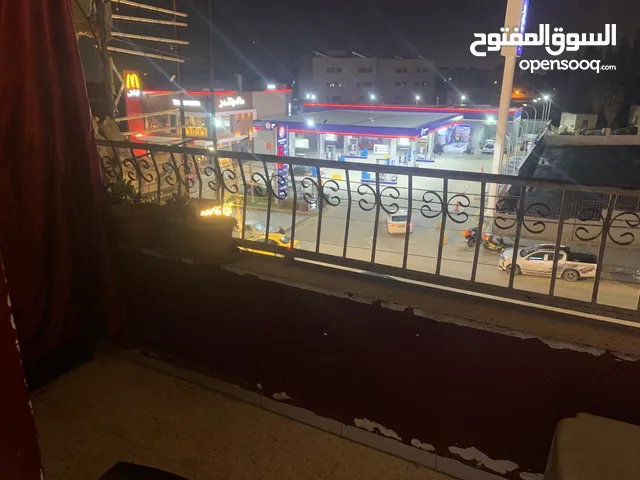 شقة للايجار نظيفه وواسعه مقابل كازية المناصير ش الجامعه