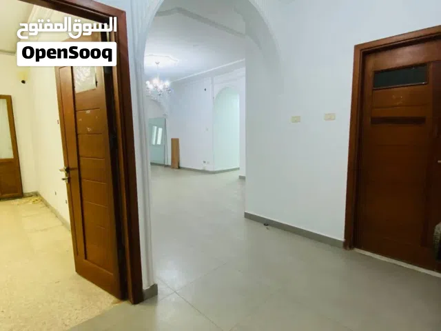 شقة كبيرة للإيجار – مناسبة للسكن أو النشاط الخدمي    الموقع: عمارات الاستثمار – معيري   شقة