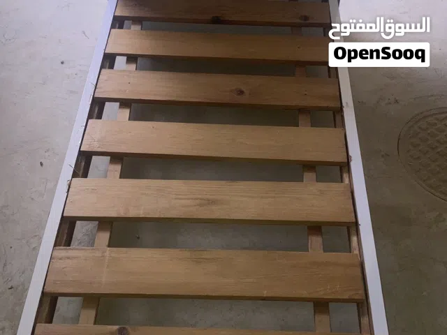 تخت مفرد بحاله ممتازه لون ابيض مع خشبته بدون فرشه