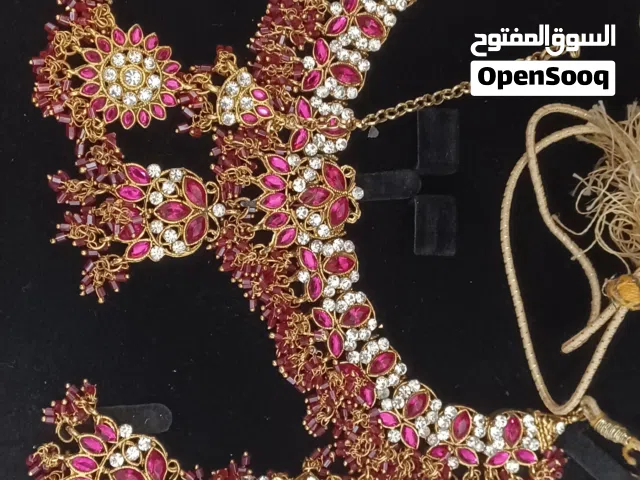 طقم إكسسوار هندي فاخر (عقد + حلق + إكسسوار للشعر)